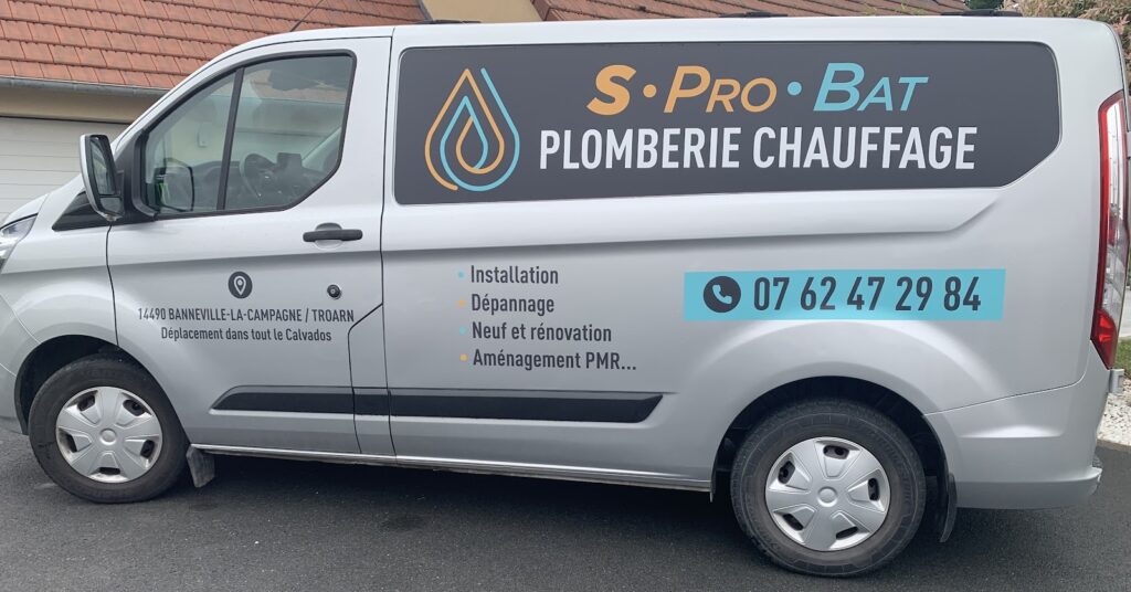 Camion de S PRO BAT, plombier chauffagiste à Banneville-la-Campagne près de Troarn